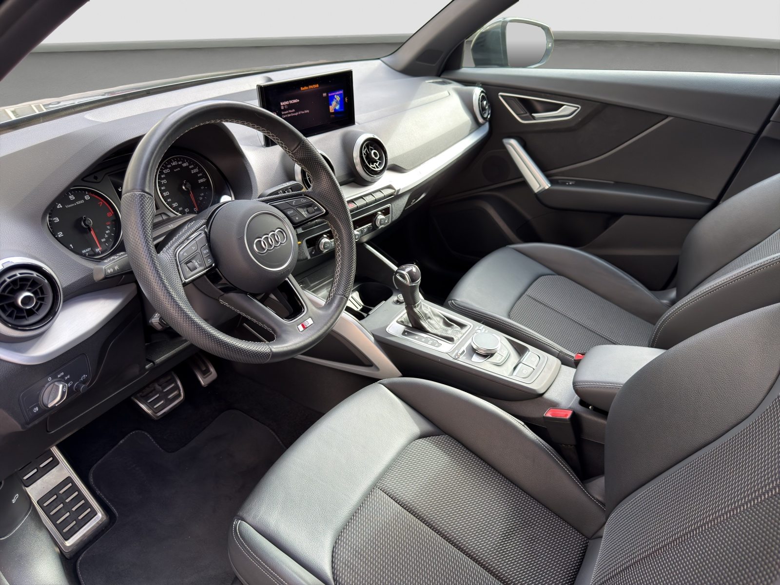 AUDI Q2 35 TFSI S line, Benzin, Occasion / Gebraucht, Automatik - 7