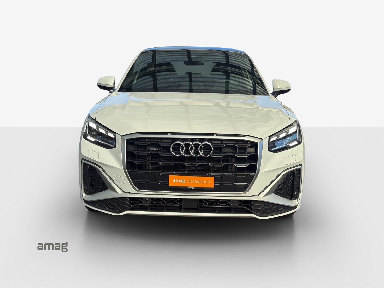 AUDI Q2 40 TFSI S line Attraction, Benzin, Occasion / Gebraucht, Automatik - 7