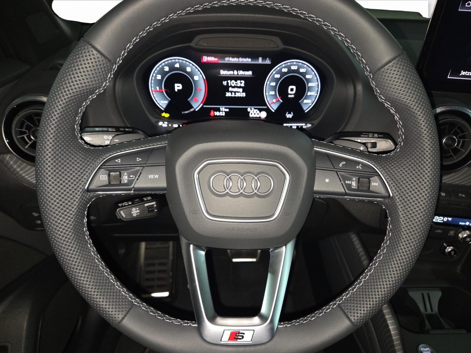 AUDI Q2 40 TFSI S line Attraction, Benzin, Occasion / Gebraucht, Automatik - 6