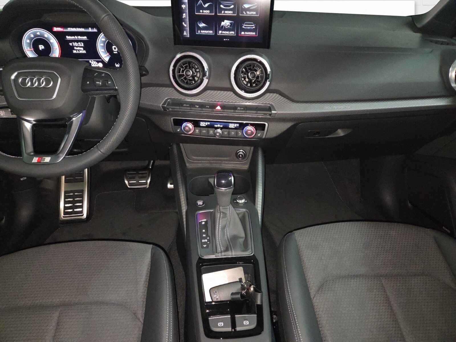 AUDI Q2 40 TFSI S line Attraction, Benzin, Occasion / Gebraucht, Automatik - 7