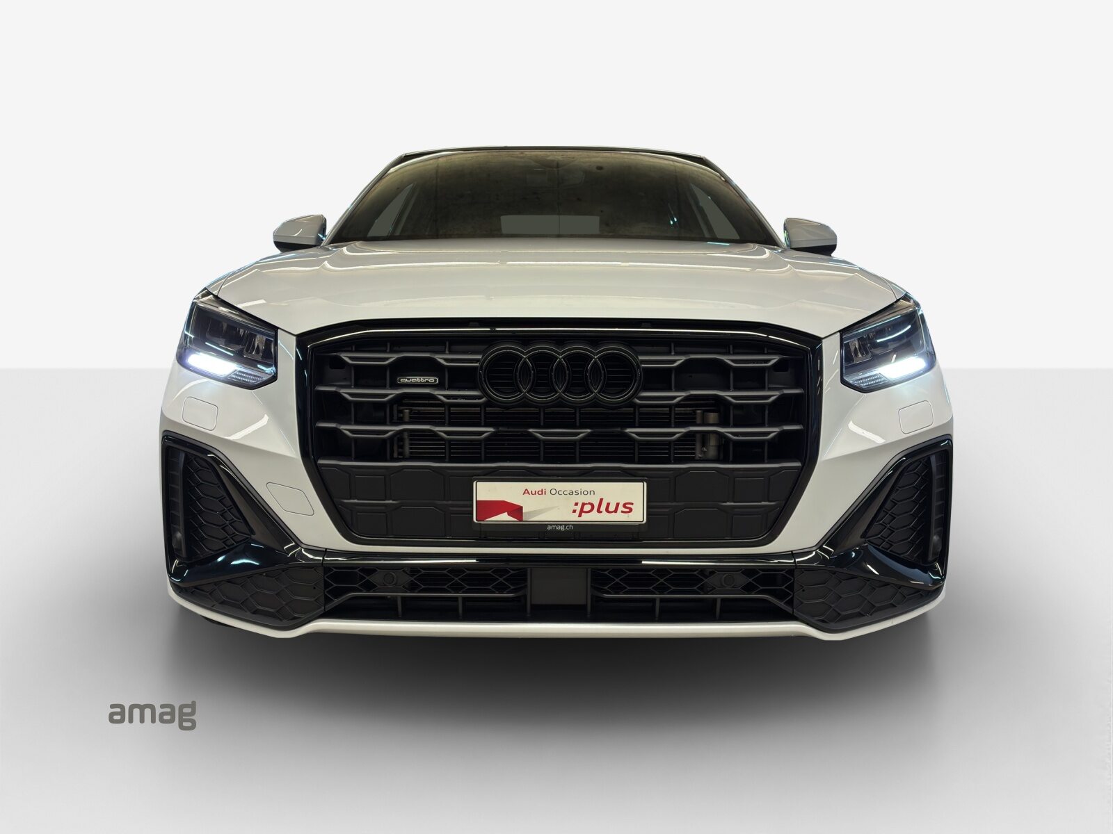 AUDI Q2 40 TFSI S line Attraction, Benzin, Occasion / Gebraucht, Automatik - 7