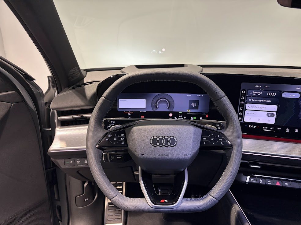 AUDI Q3 SUV TFSI 195 kW, Petrol, New car, Automatic - 6