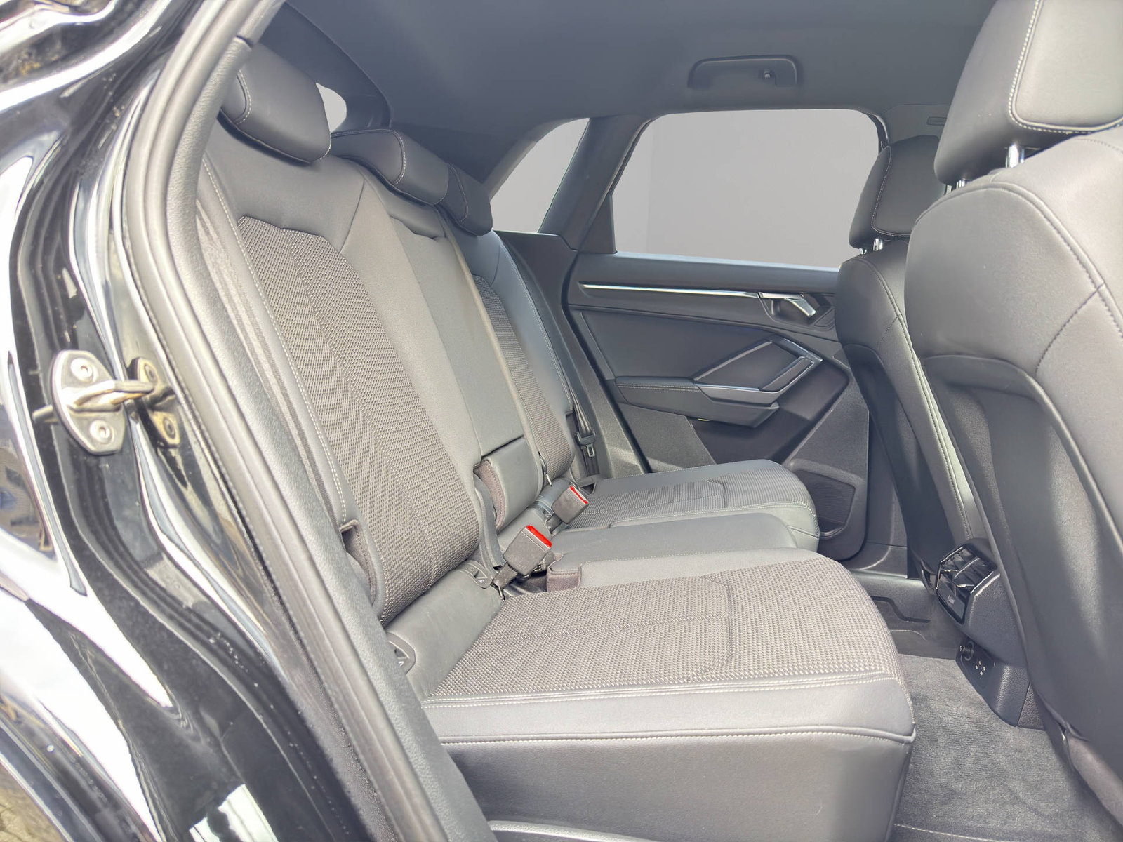 AUDI Q3 1.5 35 TFSI S line S-Tronic, Mild-Hybrid Benzin/Elektro, Occasion / Gebraucht, Automatik - 7