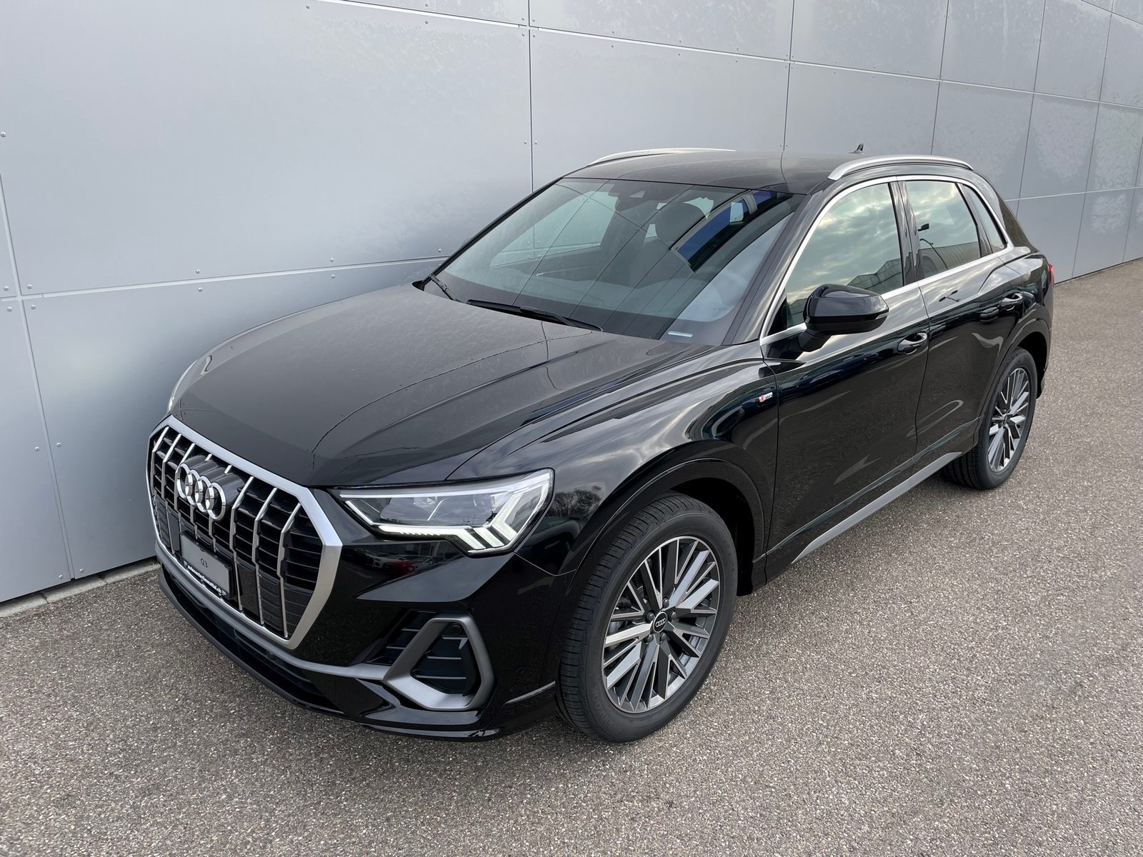 AUDI Q3 35 TFSI S line Attraction, Petrol, Second hand / Used, Automatic - 2