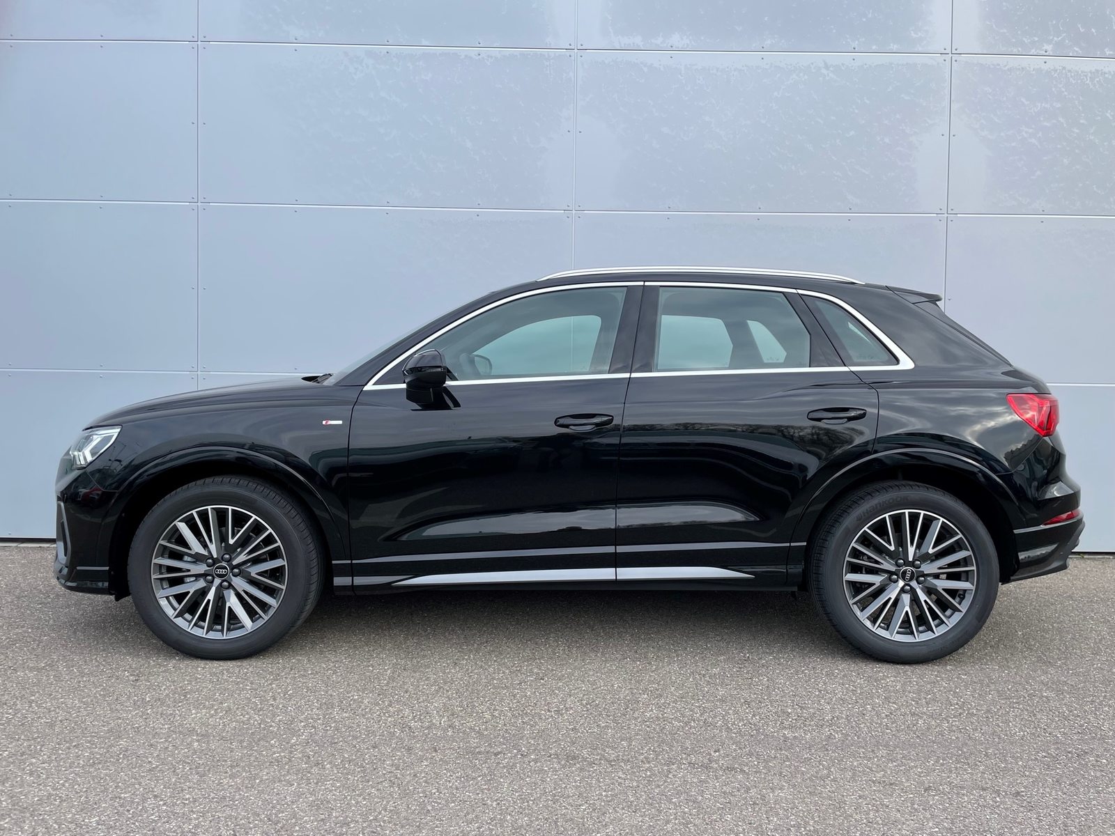 AUDI Q3 35 TFSI S line Attraction, Petrol, Second hand / Used, Automatic - 3