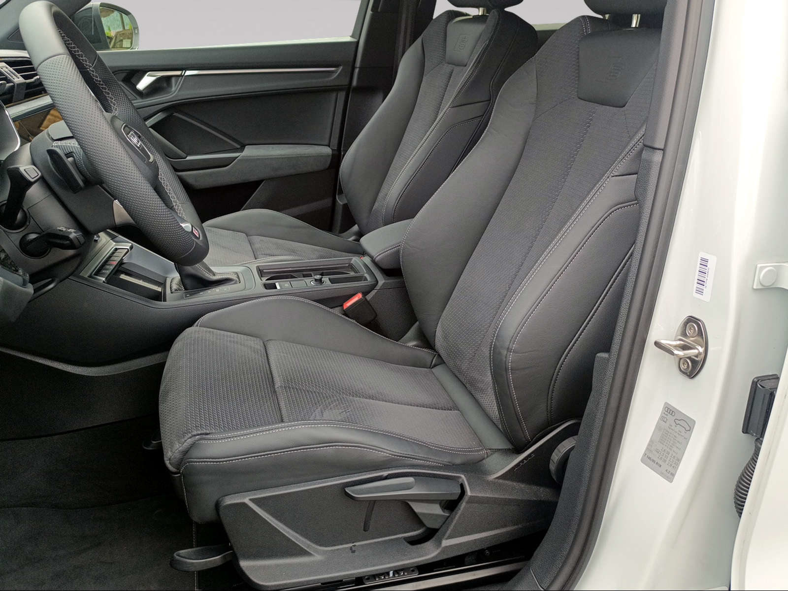 AUDI Q3 40 TDI S line, Diesel, Second hand / Used, Automatic - 7