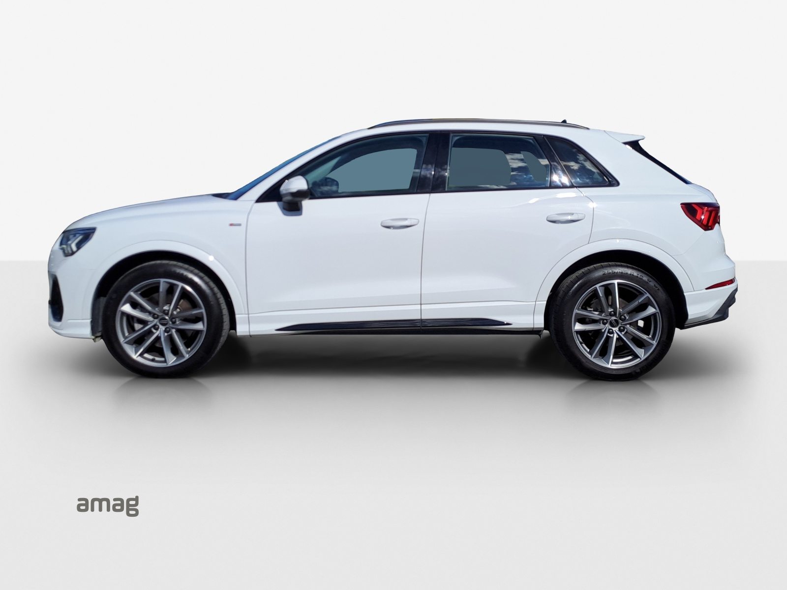 AUDI Q3 45 TFSI S line, Petrol, Second hand / Used, Automatic - 2