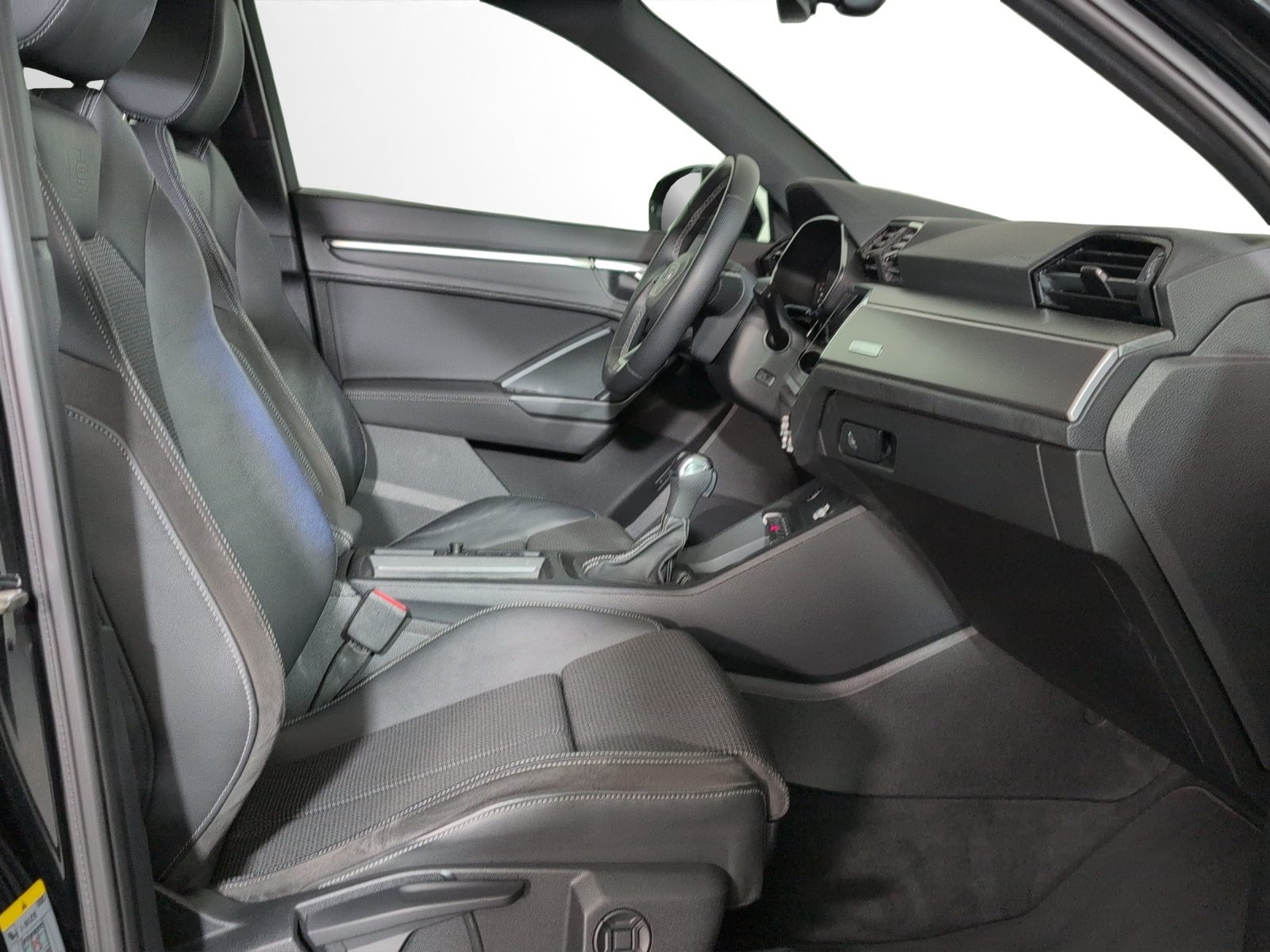 AUDI Q3 35 TFSI S line Attraction, Benzin, Occasion / Gebraucht, Automatik - 7
