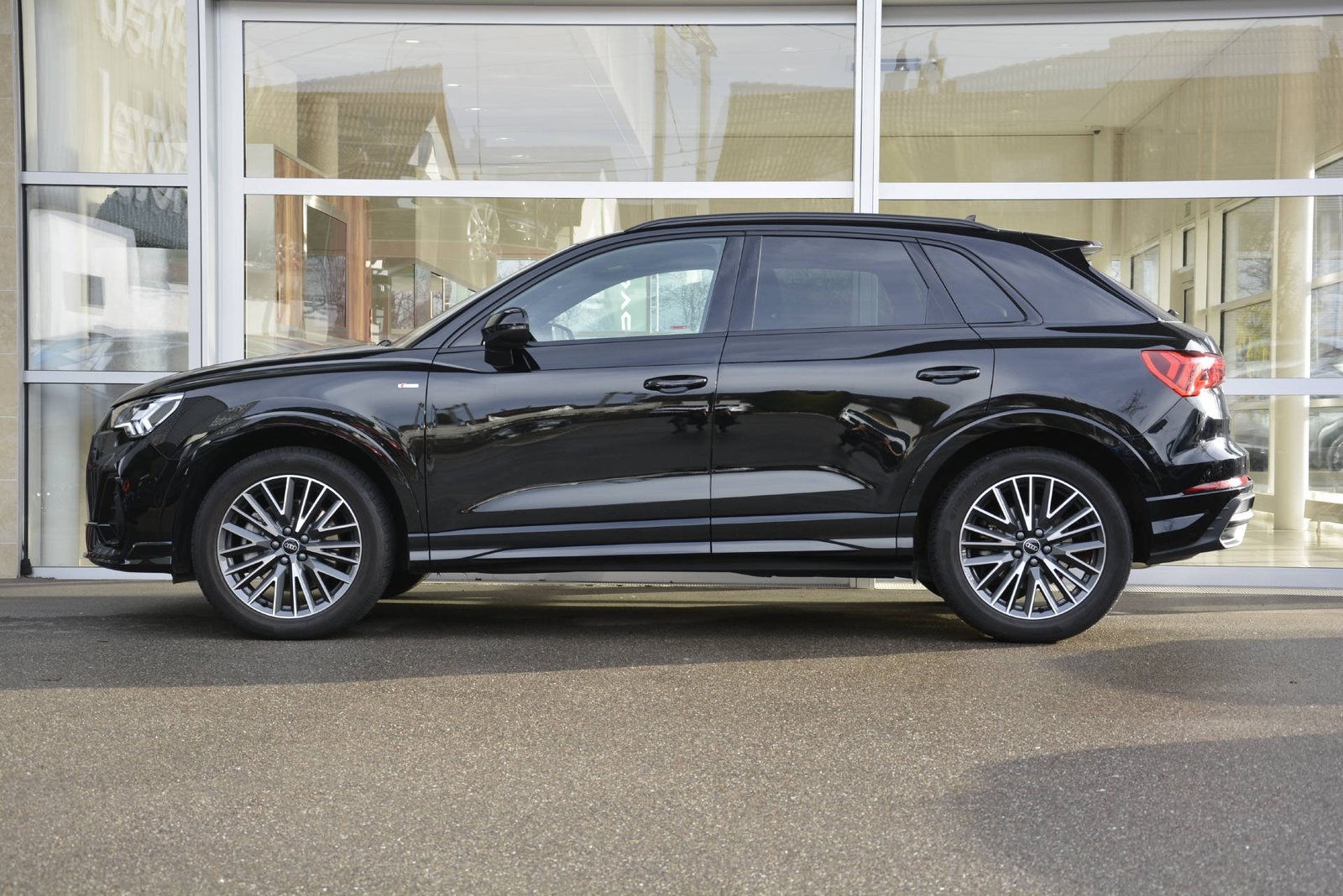 AUDI Q3 2.0 40 TFSI S Line Quattro, Essence, Occasion / Utilisé, Automatique - 3