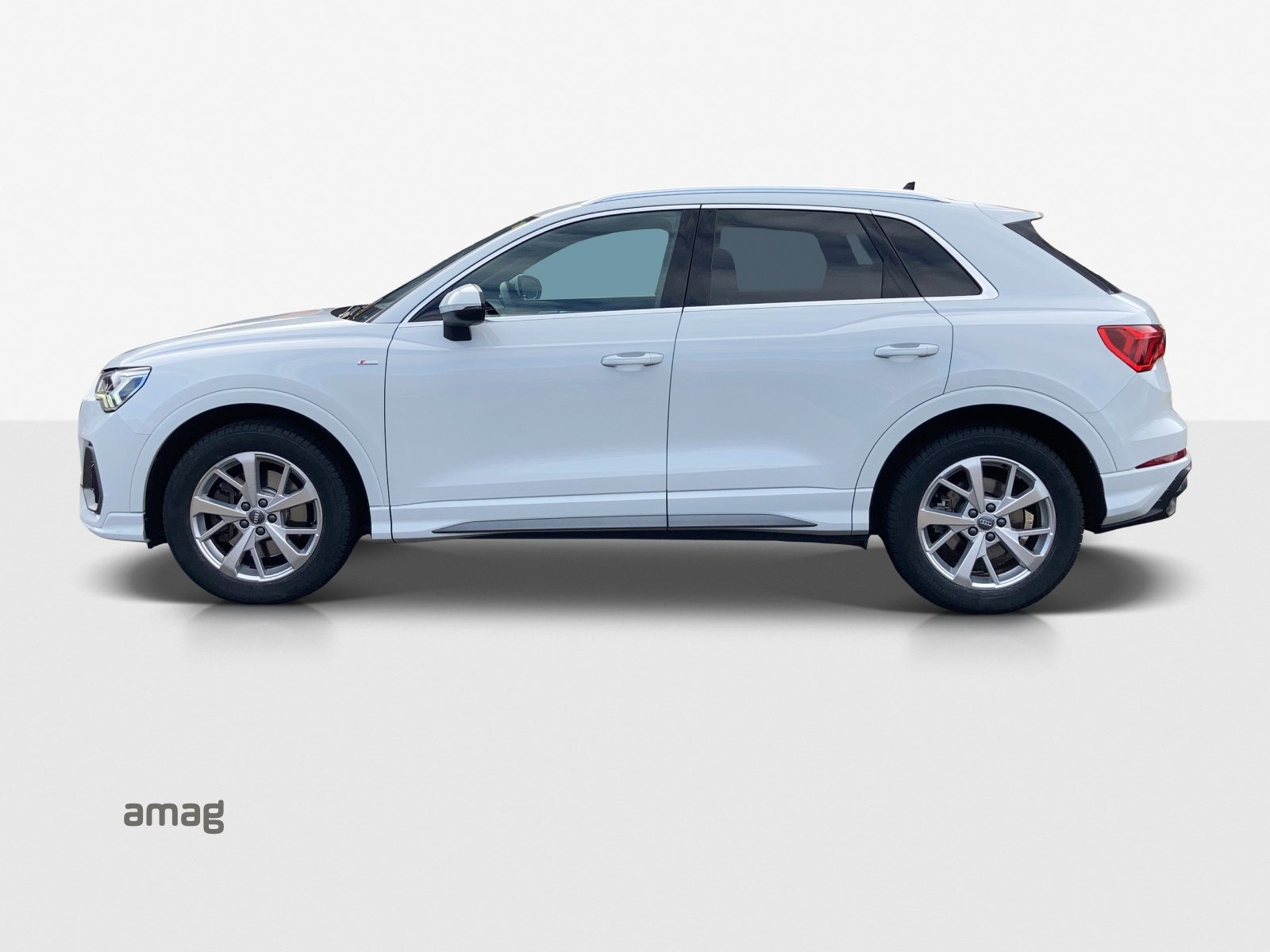 AUDI Q3 40 TFSI S line, Essence, Occasion / Utilisé, Automatique - 2