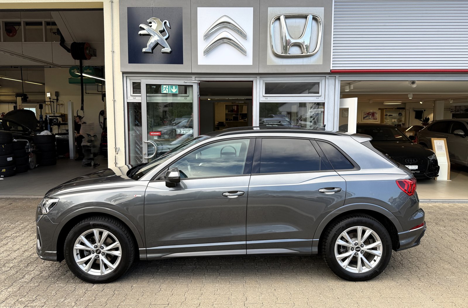 AUDI Q3 35 TFSI S line S-tronic, Petrol, Second hand / Used, Automatic - 4