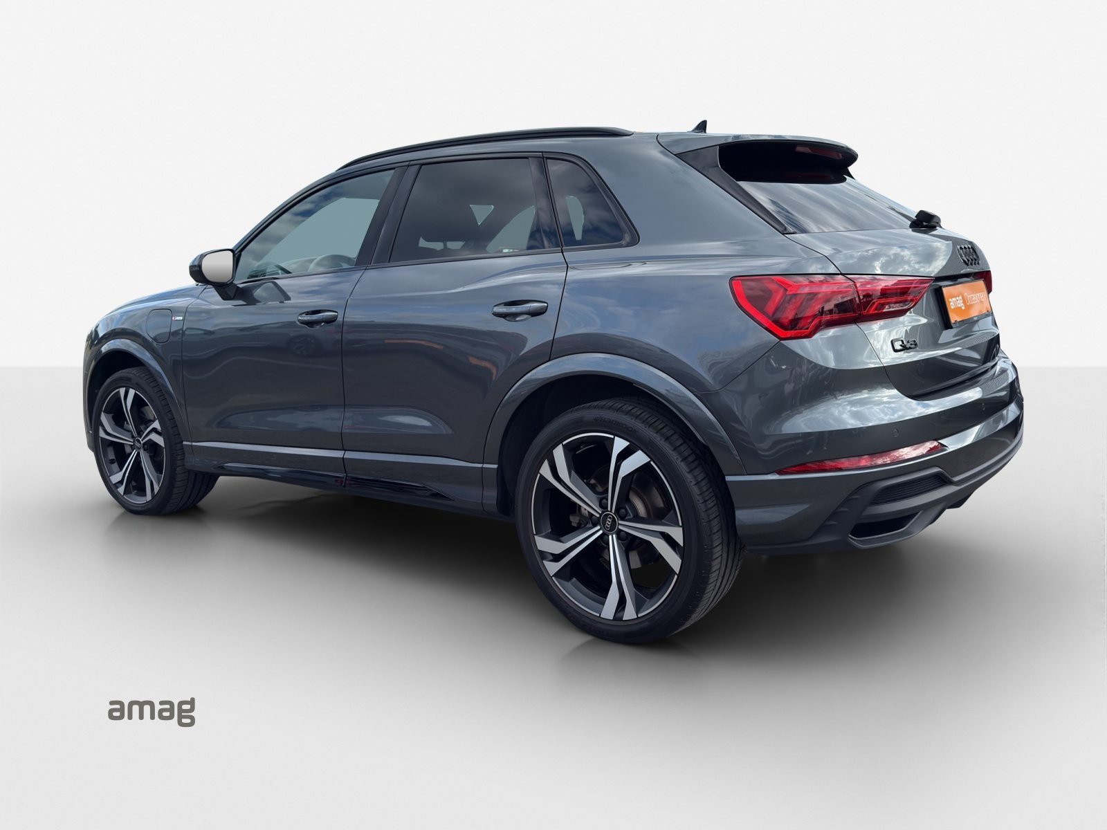 AUDI Q3 45 TFSI e S line, Full-Hybrid Petrol/Electric, Second hand / Used, Automatic - 3