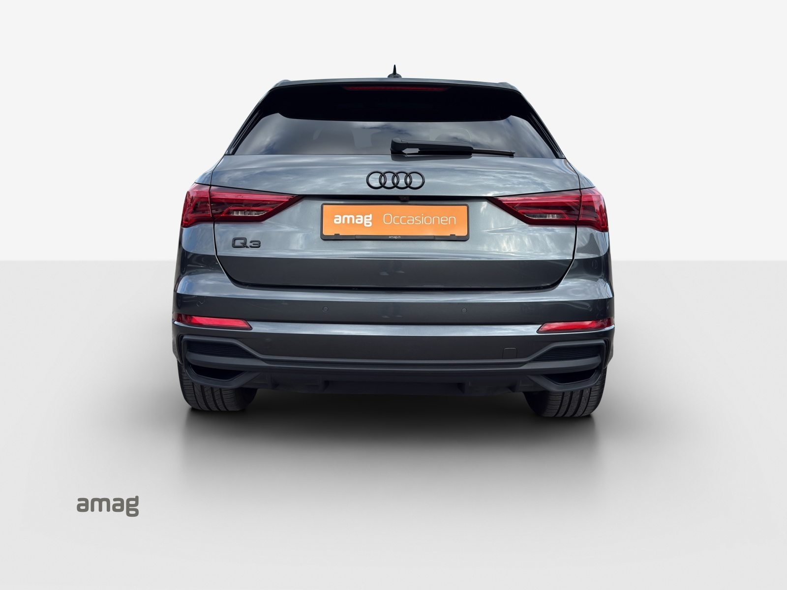 AUDI Q3 45 TFSI e S line, Full-Hybrid Petrol/Electric, Second hand / Used, Automatic - 4
