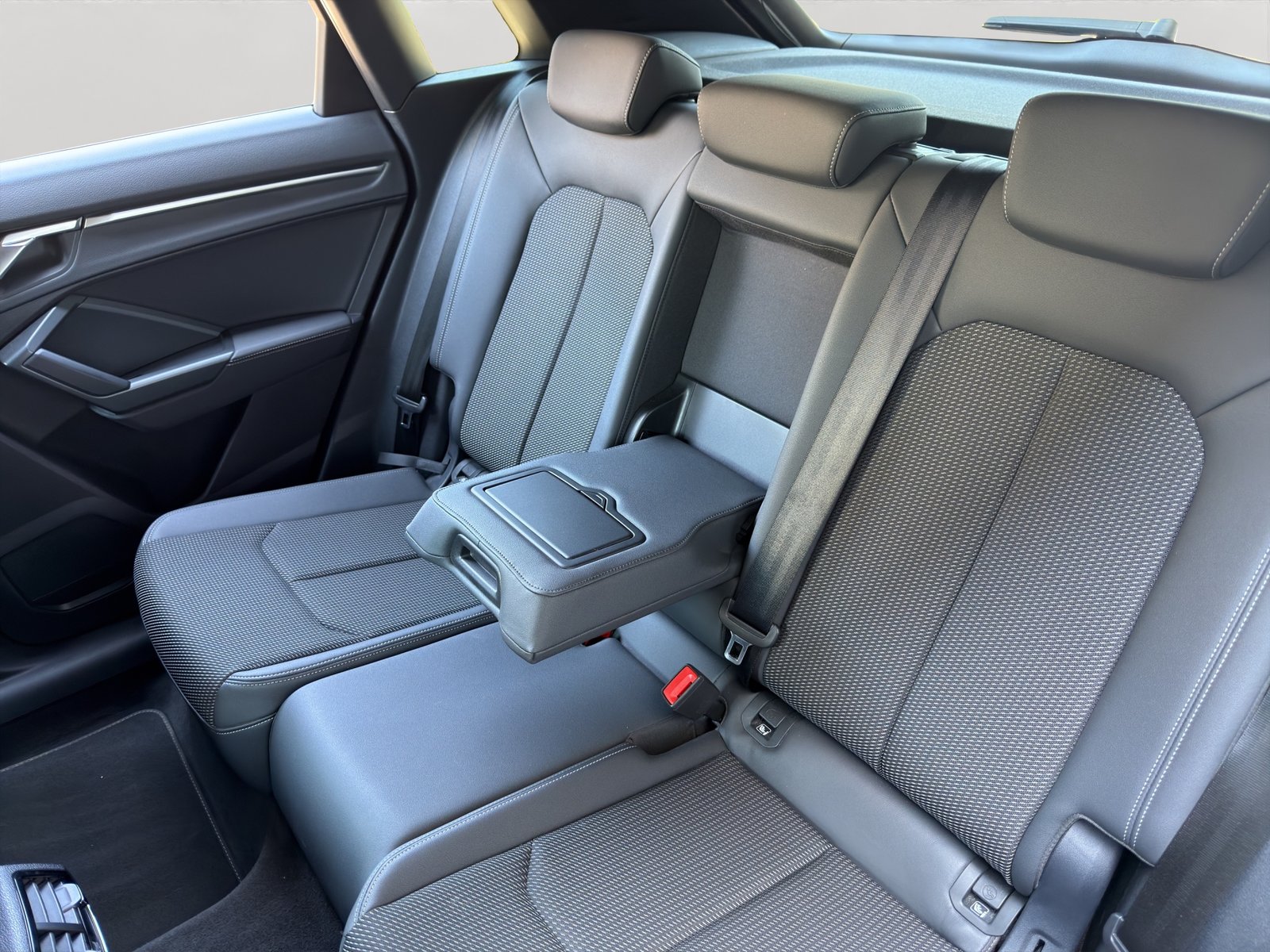 AUDI Q3 40 TDI S line quattro S-tronic, Diesel, Second hand / Used, Automatic - 4