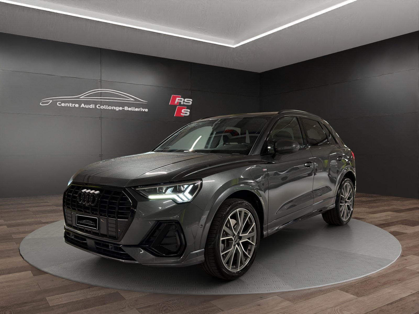 AUDI Q3 45 TFSI e S line Attraction