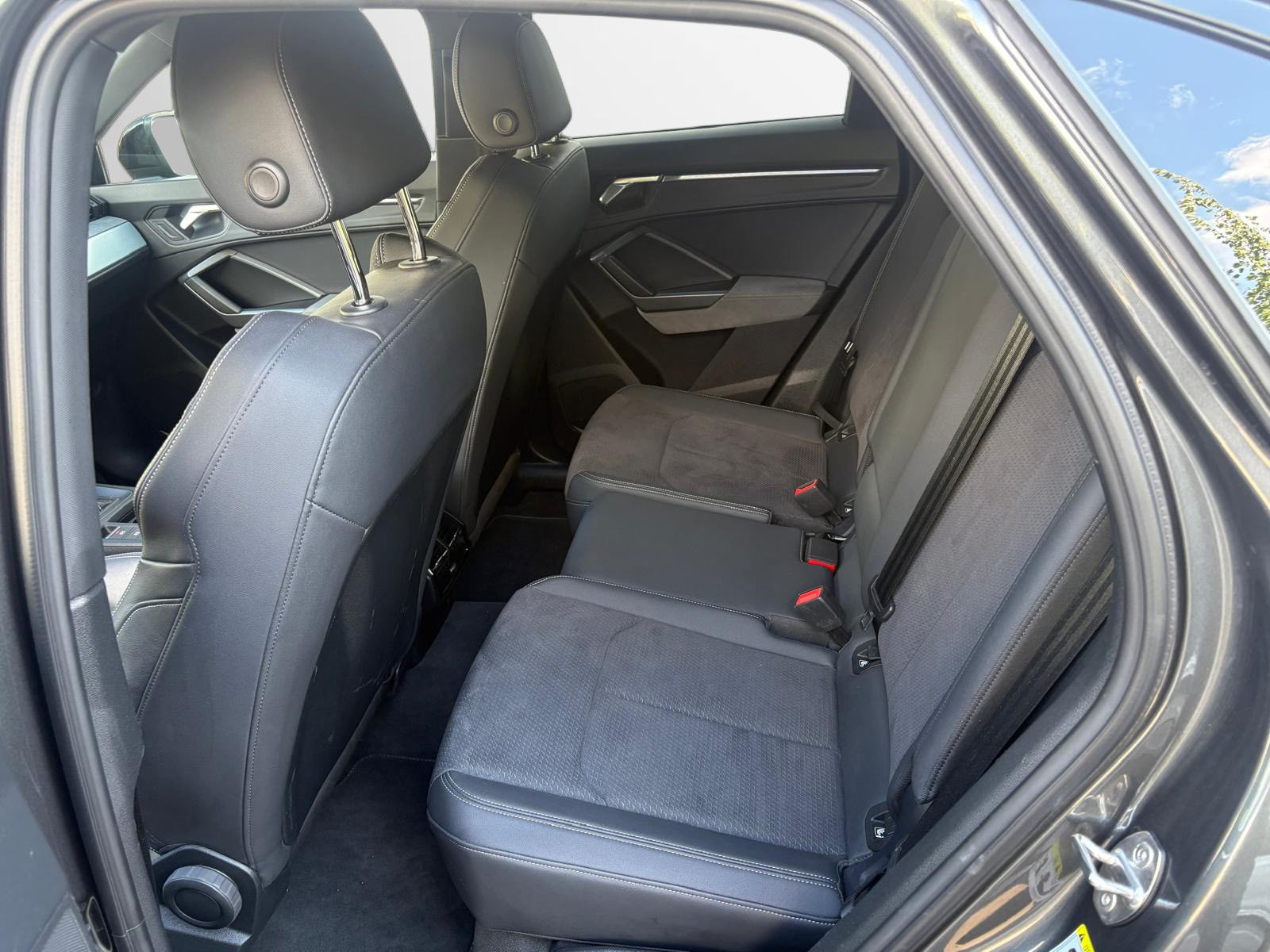 AUDI Q3 Sportback 40 TFSI S line, Benzin, Occasion / Gebraucht, Automatik - 7