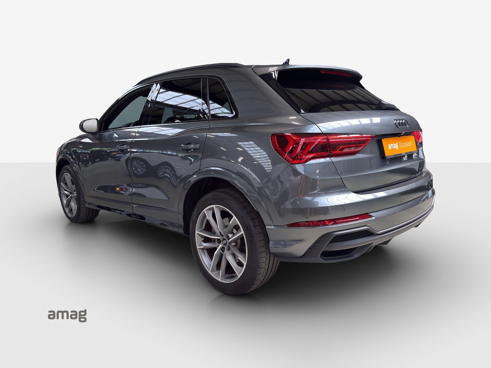 AUDI Q3 45 TFSI e S line, Full-Hybrid Petrol/Electric, Second hand / Used, Automatic - 3