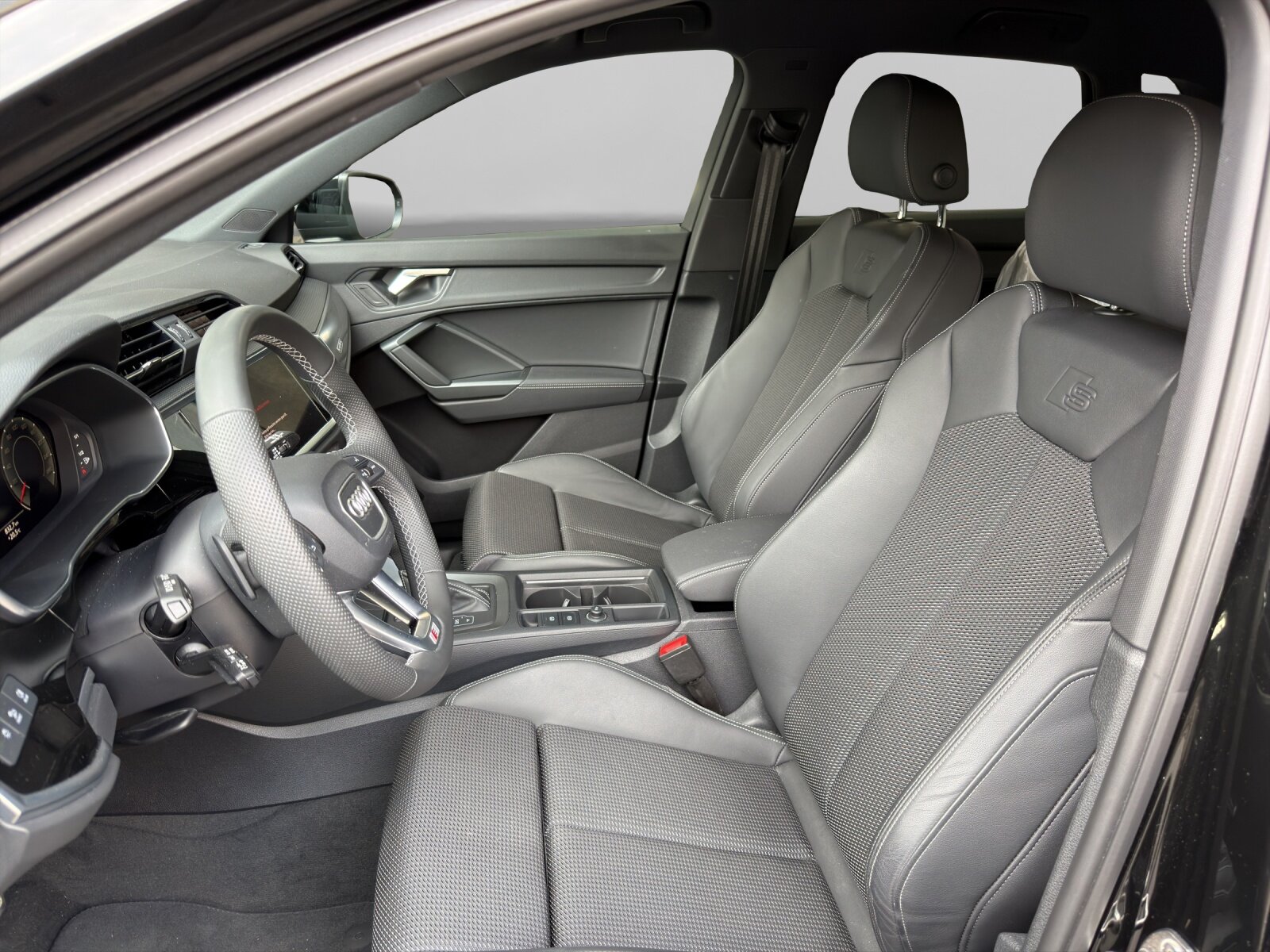 AUDI Q3 2.0 40 TFSI S line quattro S-Tronic, Benzin, Occasion / Gebraucht, Automatik - 7