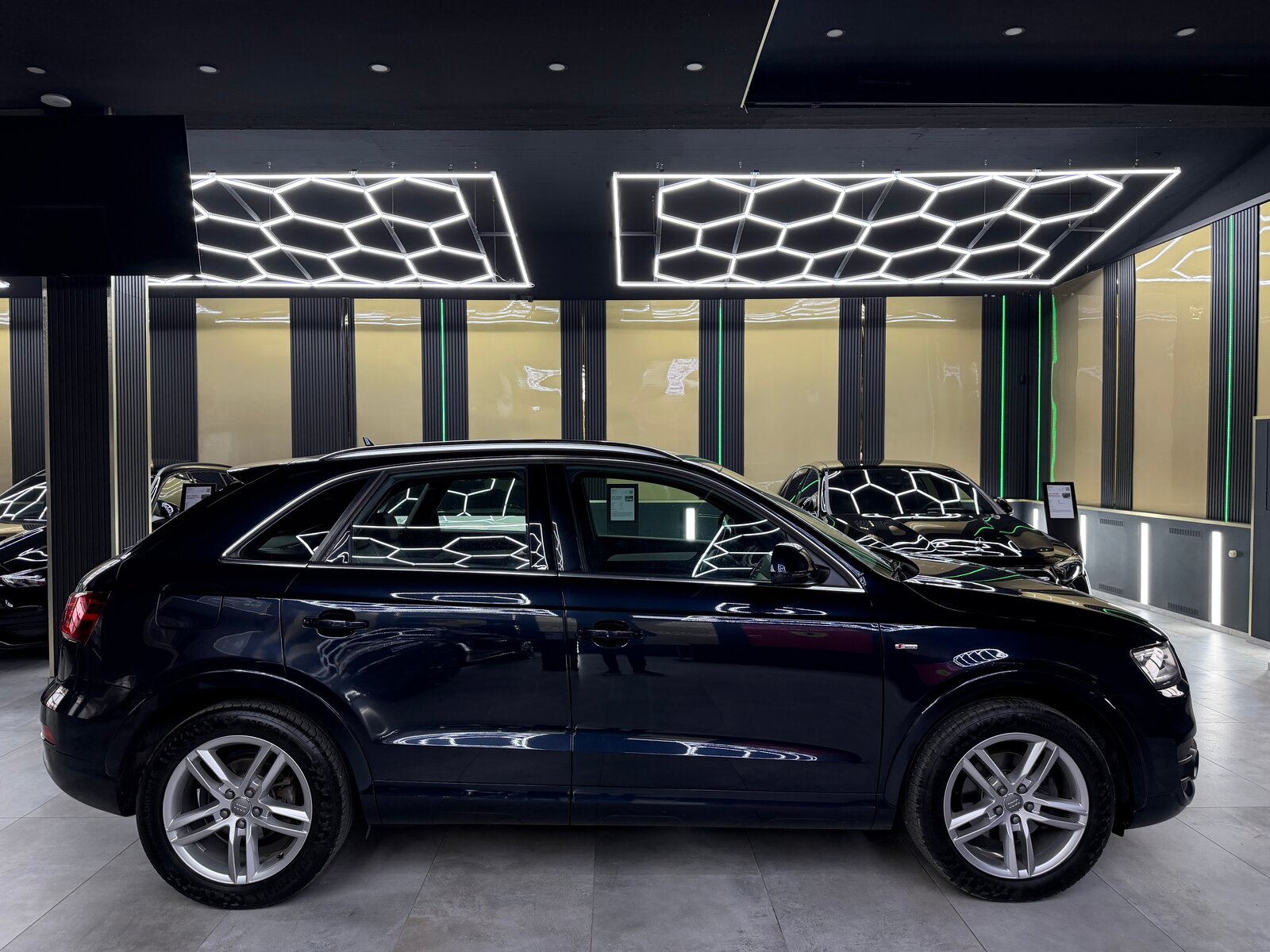 AUDI Q3 2.0 TFSI quattro S-tronic, Benzin, Occasion / Gebraucht, Automatik - 4