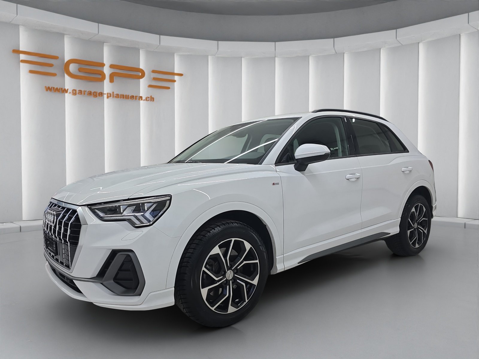 AUDI Q3 2.0 40 TFSI S line quattro S-Tronic, Petrol, Second hand / Used, Automatic