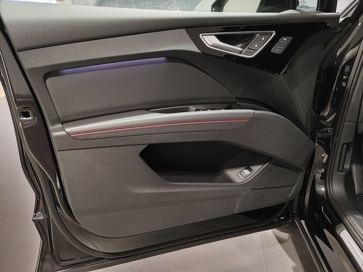 AUDI Q4 45 e-tron quattro Edition Swiss-Ski, Elektro, Neuwagen, Automatik - 3