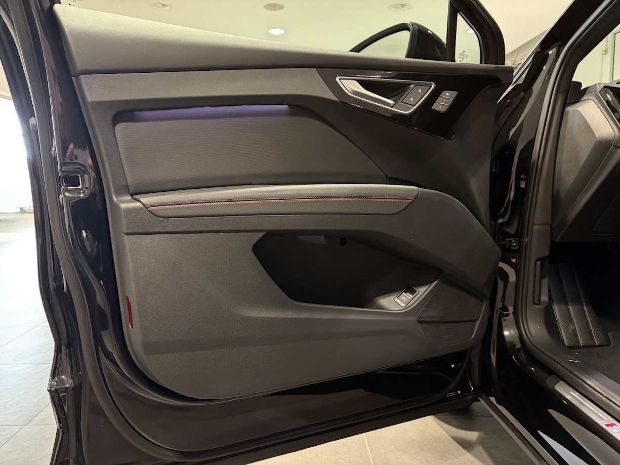 AUDI Q4 45 e-tron quattro Edition Swiss-Ski, Elektro, Neuwagen, Automatik - 3