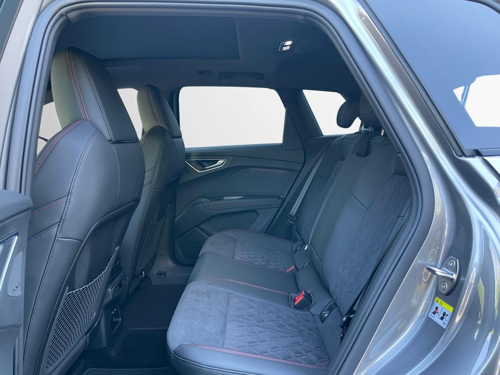 AUDI Q4 45 e-tron quattro Edition Swiss-Ski, Elektro, Neuwagen, Automatik - 7