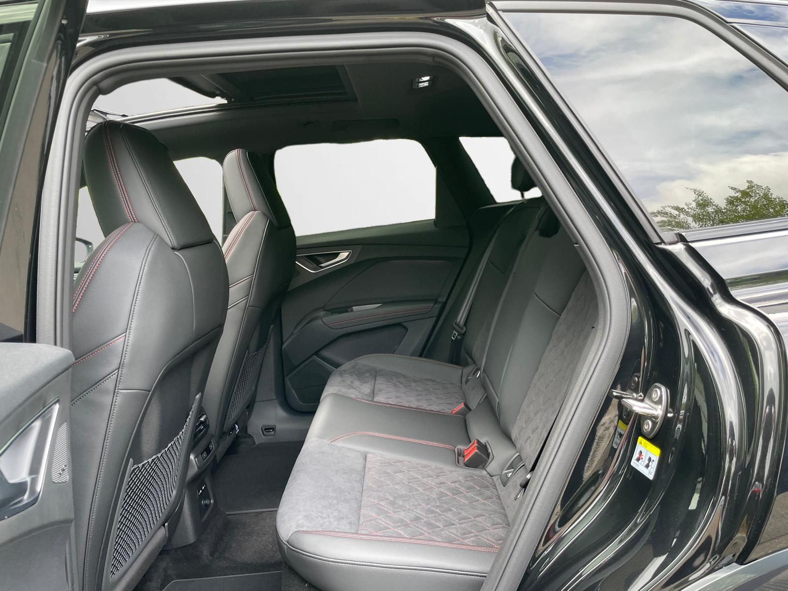 AUDI Q4 45 e-tron quattro Edition Swiss-Ski, Électrique, Voiture nouvelle, Automatique - 7