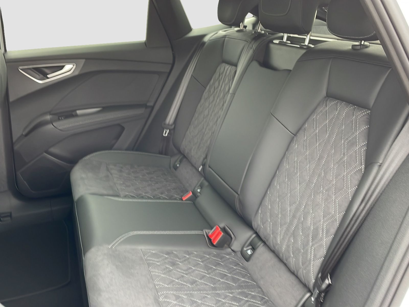 AUDI Q4 SB 50 e-tron quattro, Elektro, Occasion / Gebraucht, Automatik - 7
