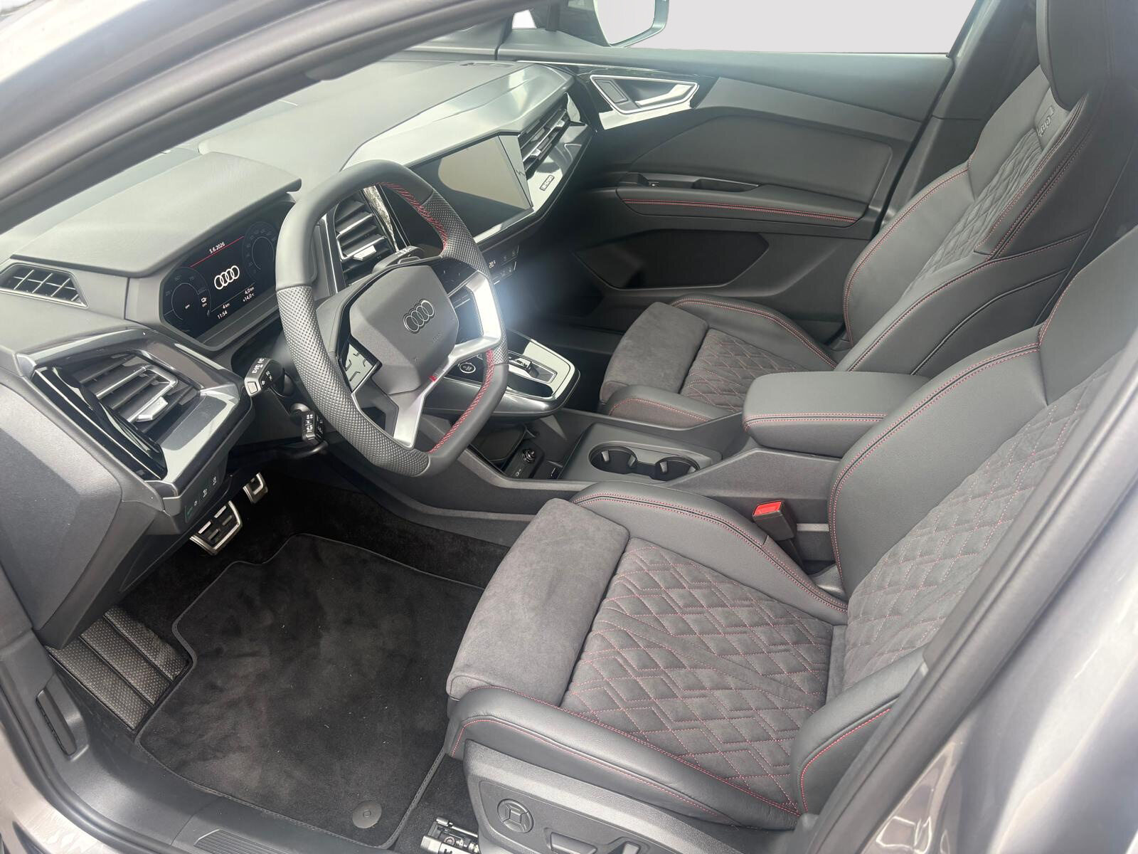 AUDI Q4 45 e-tron quattro Edition Swiss-Ski, Electric, Second hand / Used, Automatic - 5