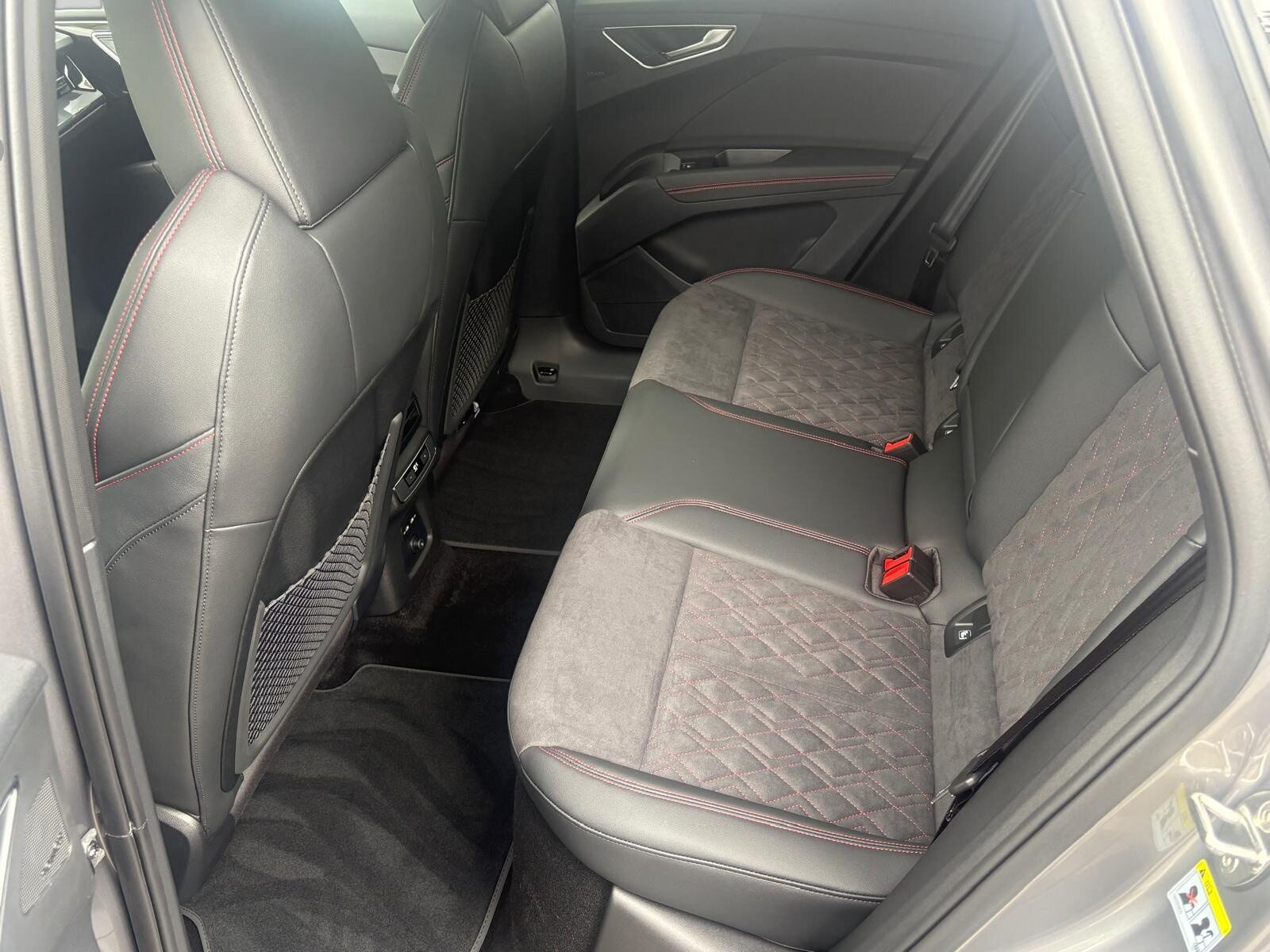 AUDI Q4 45 e-tron quattro Edition Swiss-Ski, Electric, Second hand / Used, Automatic - 7
