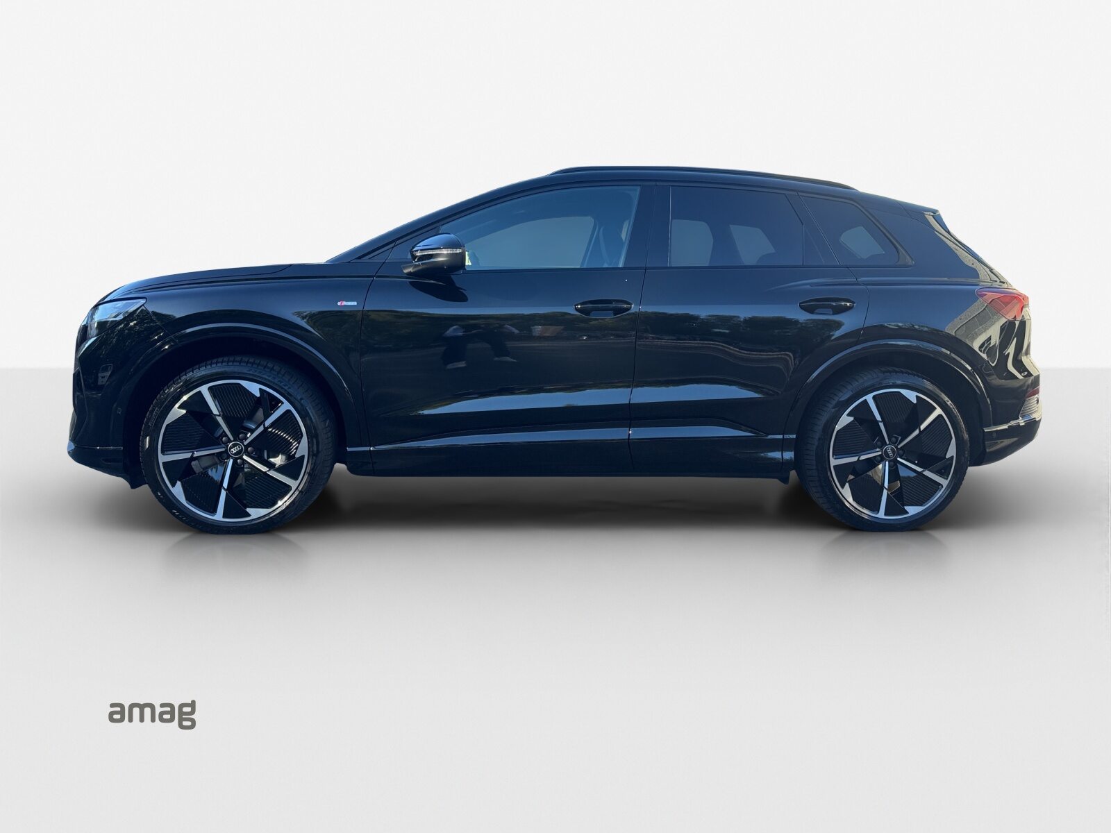 AUDI Q4 45 e-tron quattro Attraction, Electric, Second hand / Used, Automatic - 2