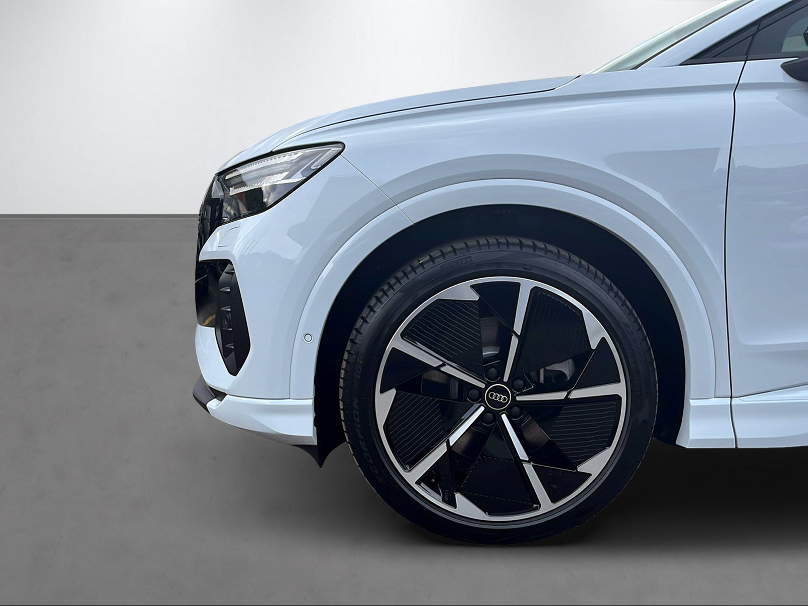 AUDI Q4 e-tron 45 Swiss Ski quattro, Electric, Ex-demonstrator, Automatic - 5