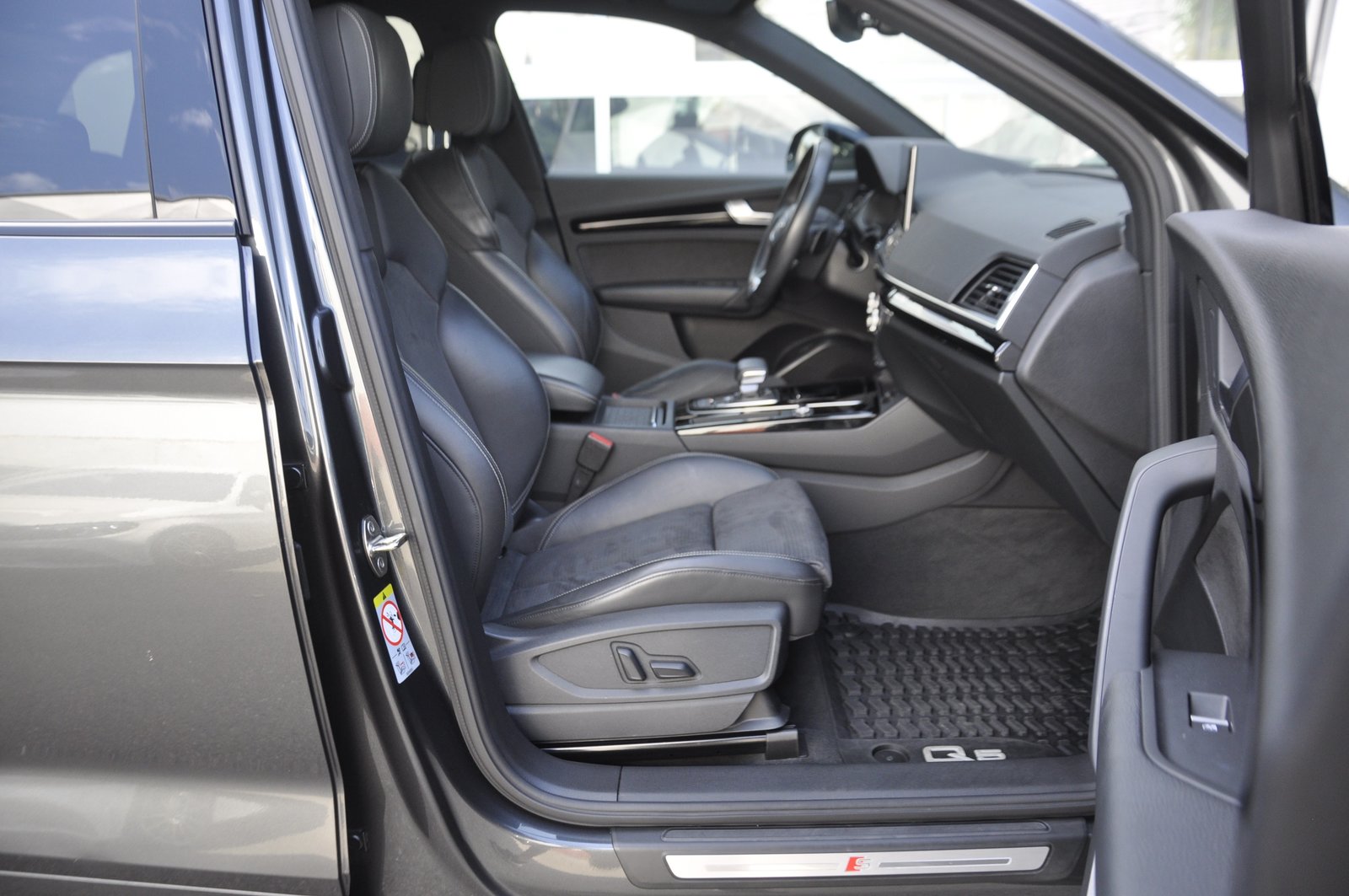 AUDI Q5 40 TDI Black Edition quattro S-tronic I Anhängerkup, Mild-Hybrid Diesel/Elektro, Occasion / Gebraucht, Automatik - 7
