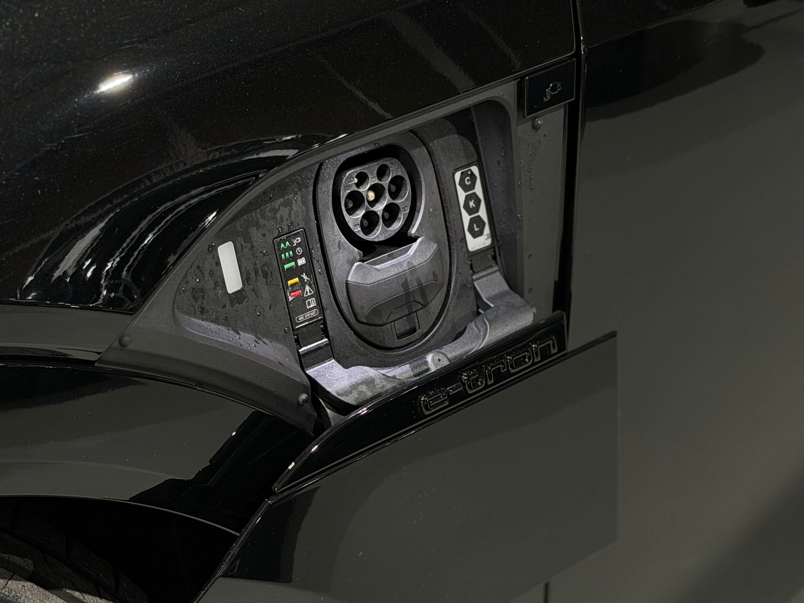AUDI Q8 55 e-tron advanced quattro CH-Fahrzeug inkl. Werksga, Elektro, Occasion / Gebraucht, Automatik - 6