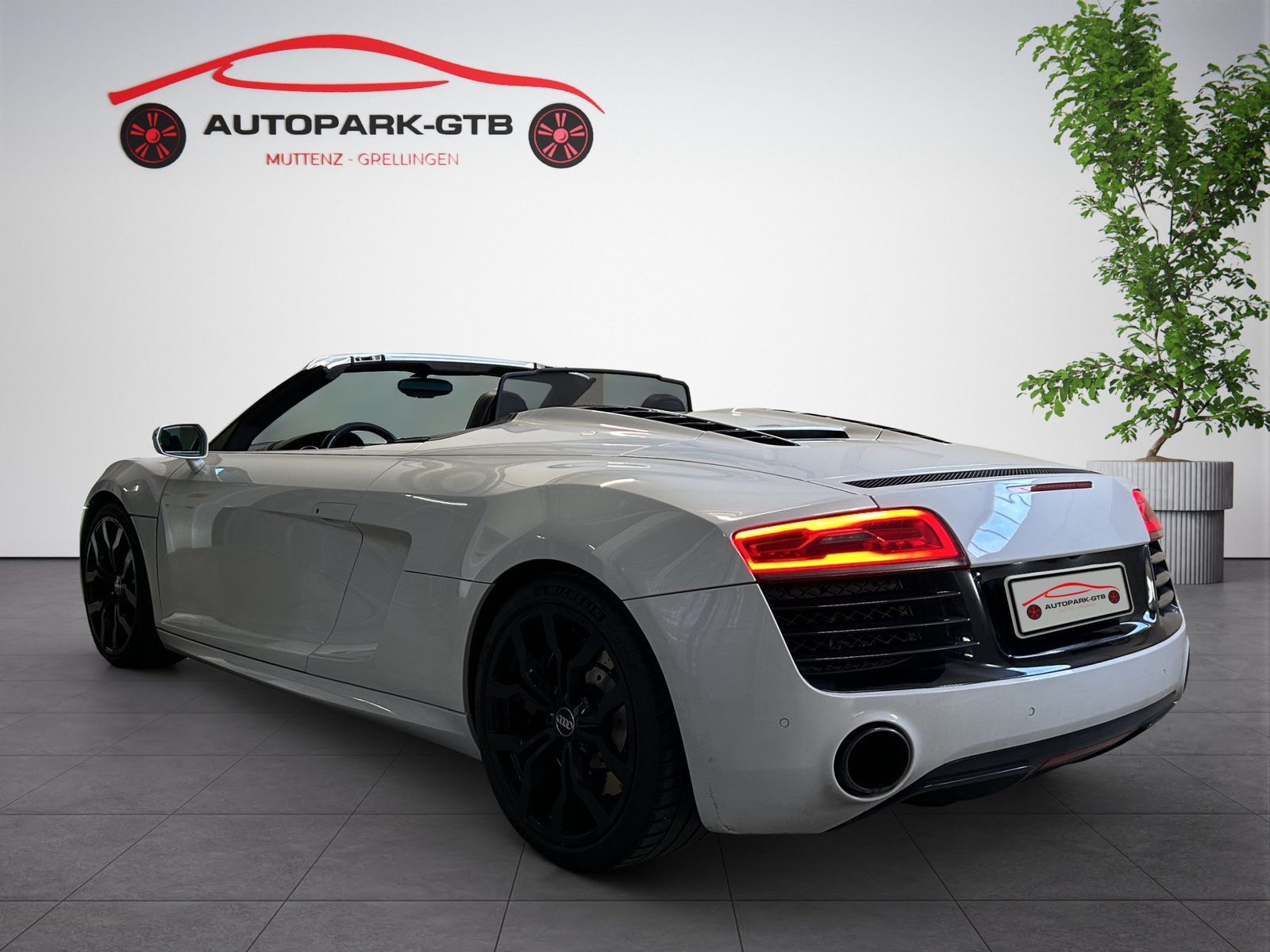 AUDI R8 Spyder 5.2 S-Tronic, Petrol, Second hand / Used, Automatic - 4