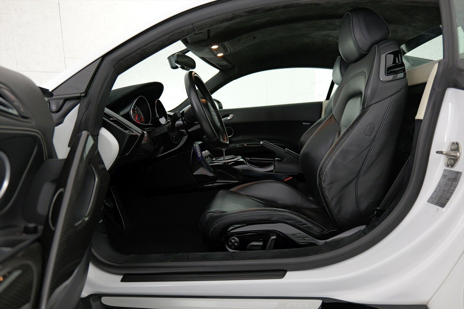 AUDI R8 Coupé 4.2, Petrol, Second hand / Used, Manual - 7
