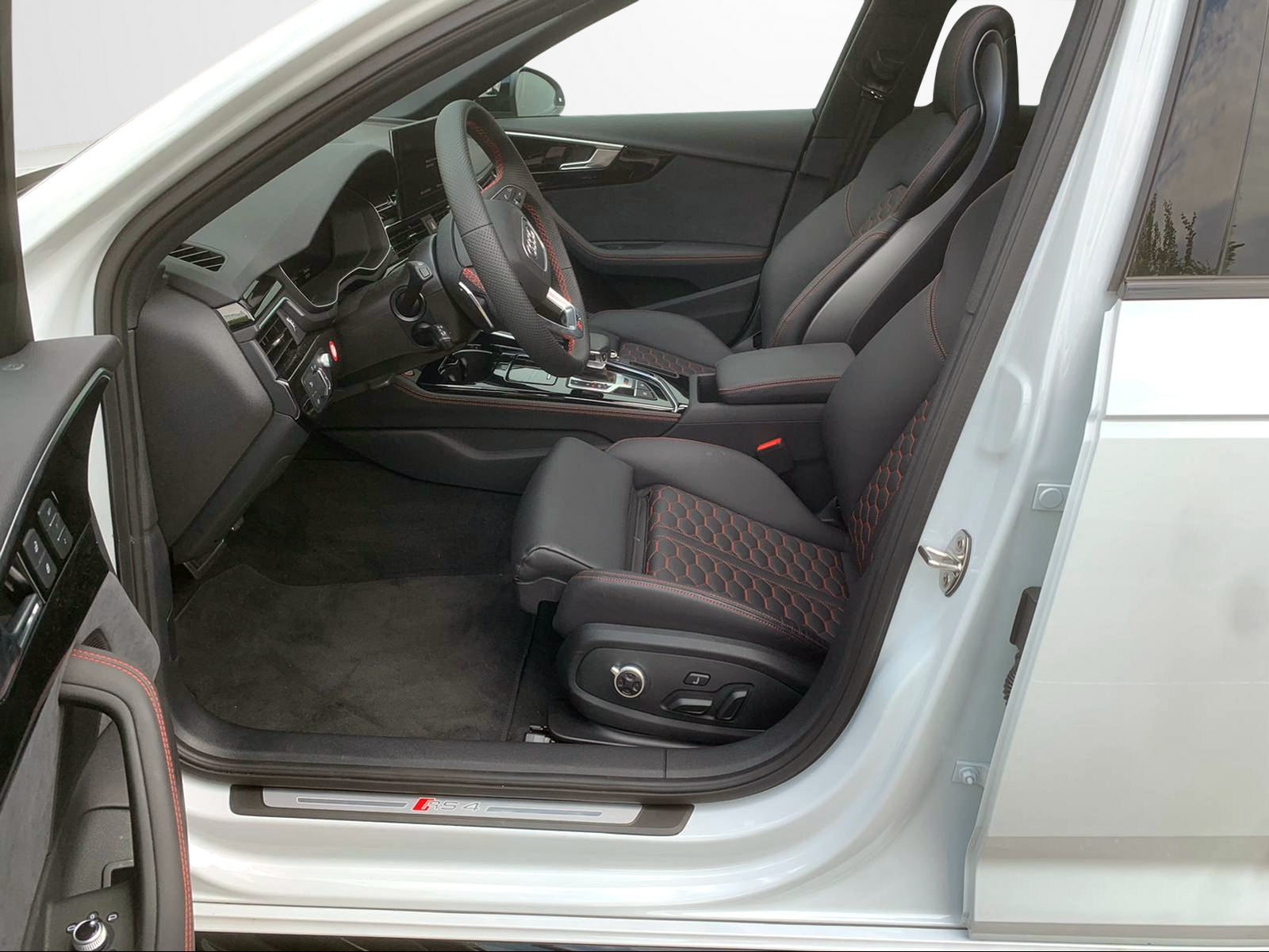 AUDI RS 4 Avant, Petrol, Second hand / Used, Automatic - 5
