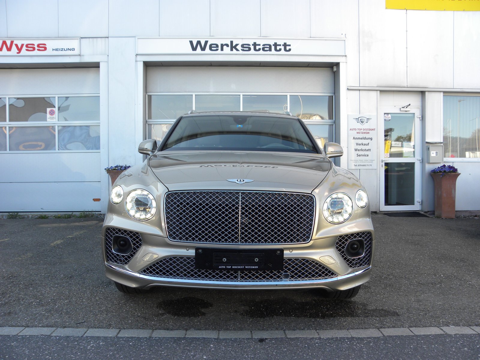BENTLEY Bentayga V8