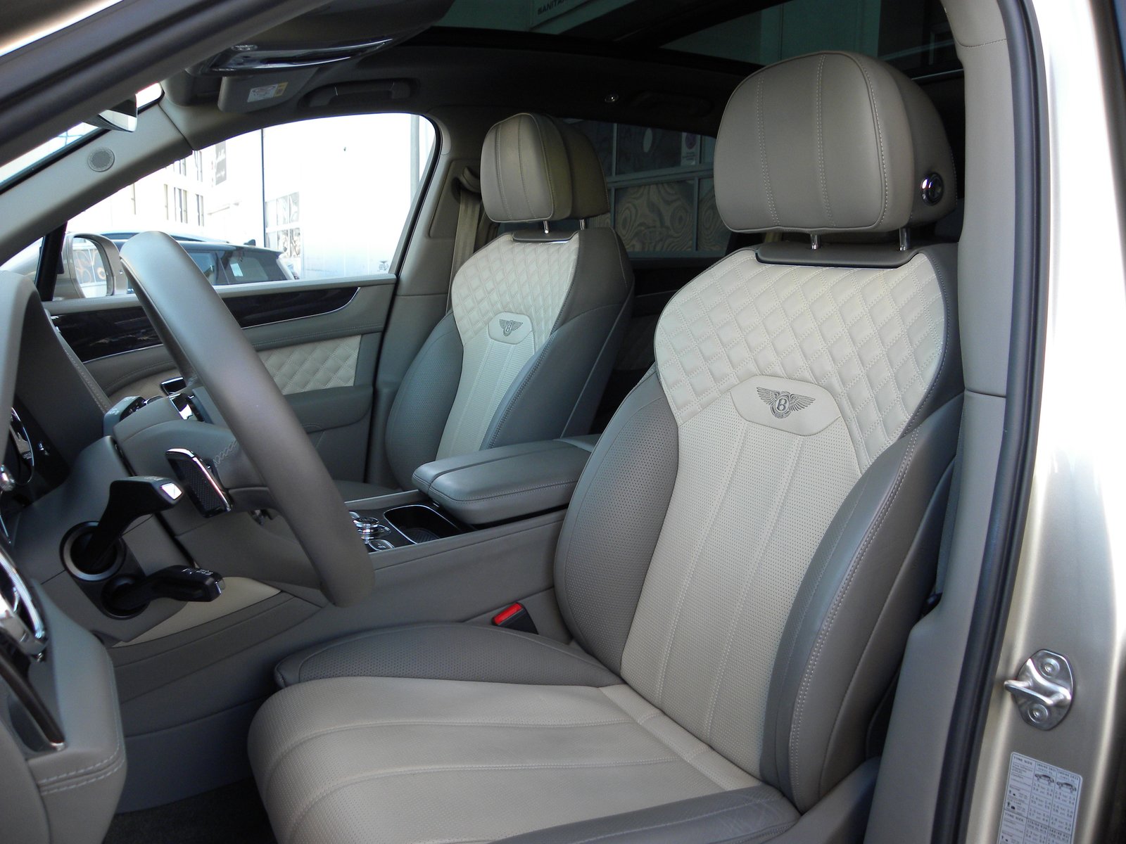BENTLEY Bentayga V8, Essence, Occasion / Utilisé, Automatique - 7