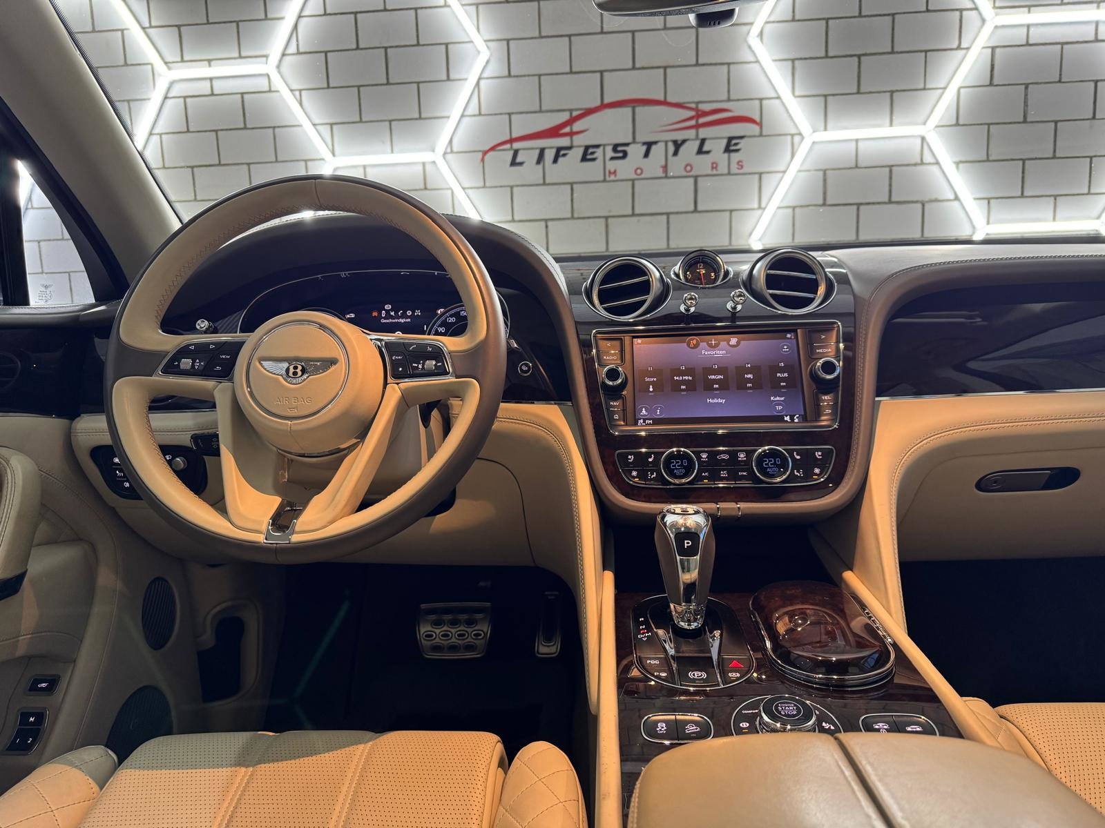 BENTLEY Bentayga W12, Benzin, Occasion / Gebraucht, Automatik - 6