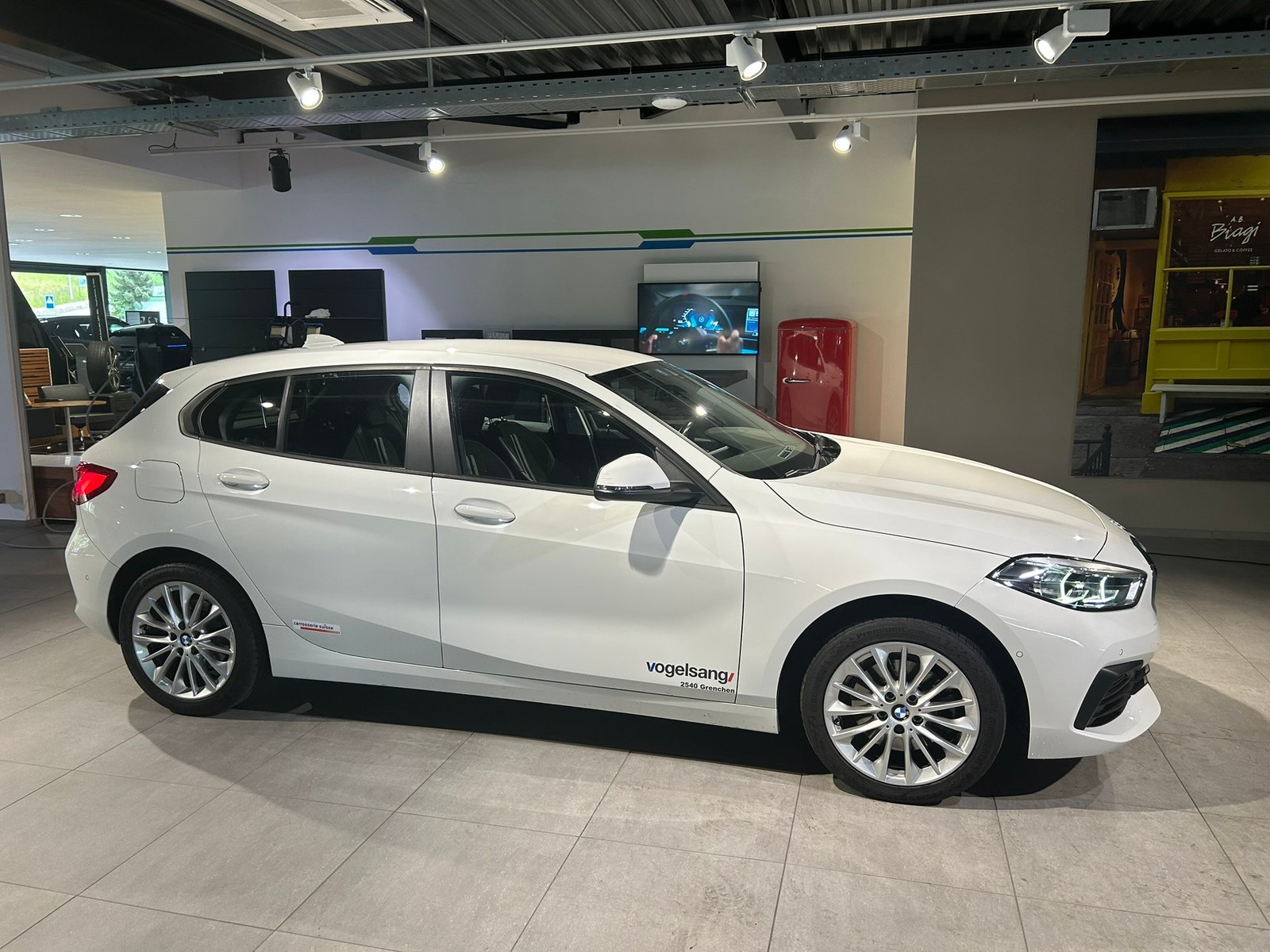 BMW 118i Essential Edition Steptronic, Benzin, Occasion / Gebraucht, Automatik - 2