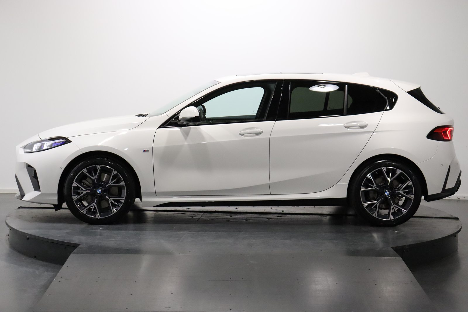 BMW 123 xDrive, Mild-Hybrid Benzin/Elektro, Occasion / Gebraucht, Automatik - 2