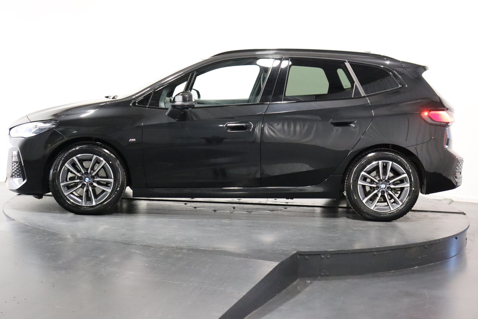 BMW 223d xDrive paddles Active Tourer, Mild-Hybrid Diesel/Electric, Second hand / Used, Automatic - 2