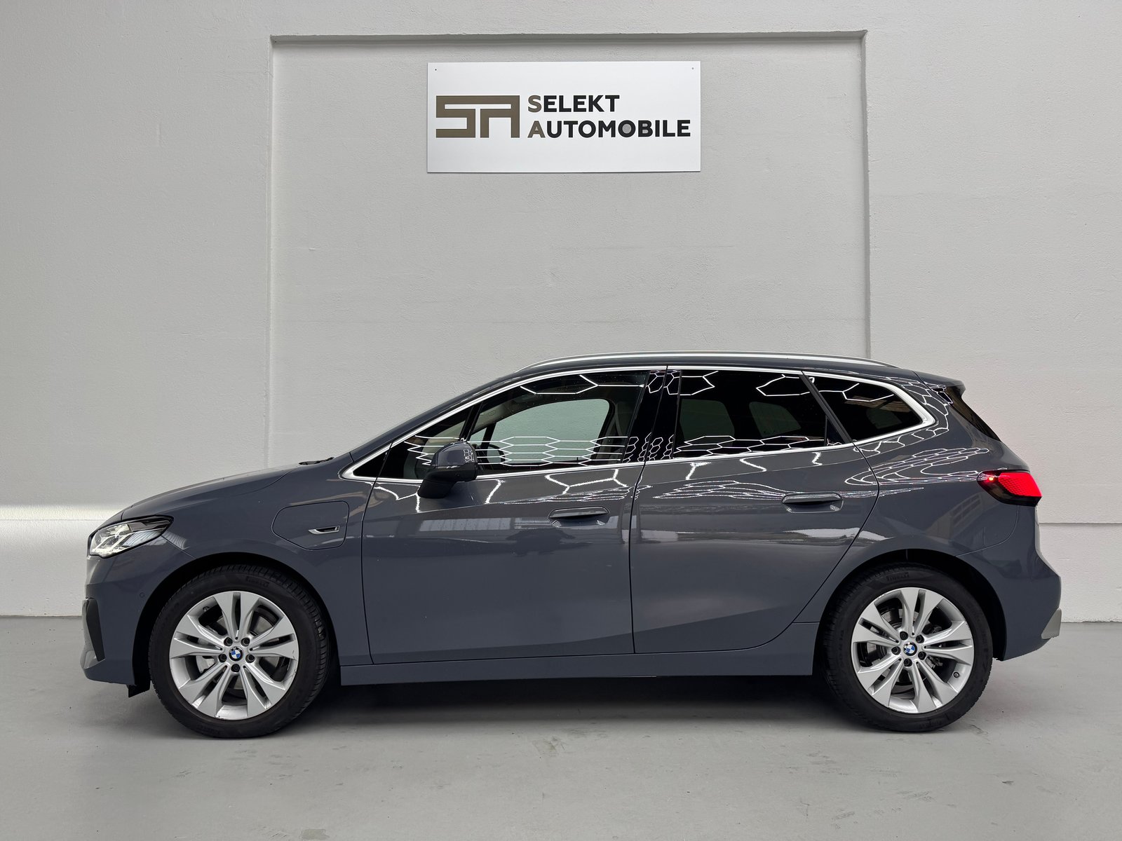 BMW 225e Active Tourer, Plug-in-Hybrid Petrol/Electric, Second hand / Used, Automatic - 4