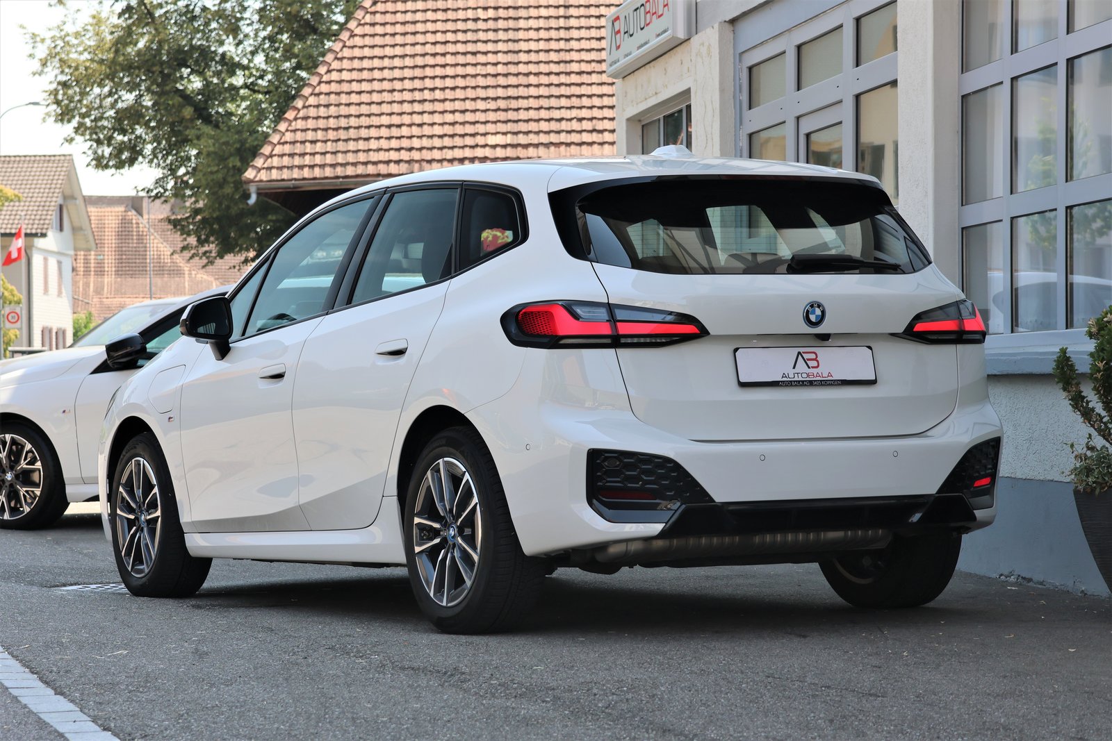 BMW 225e Active Tourer M Sport, Plug-in-Hybrid Petrol/Electric, Second hand / Used, Automatic - 3