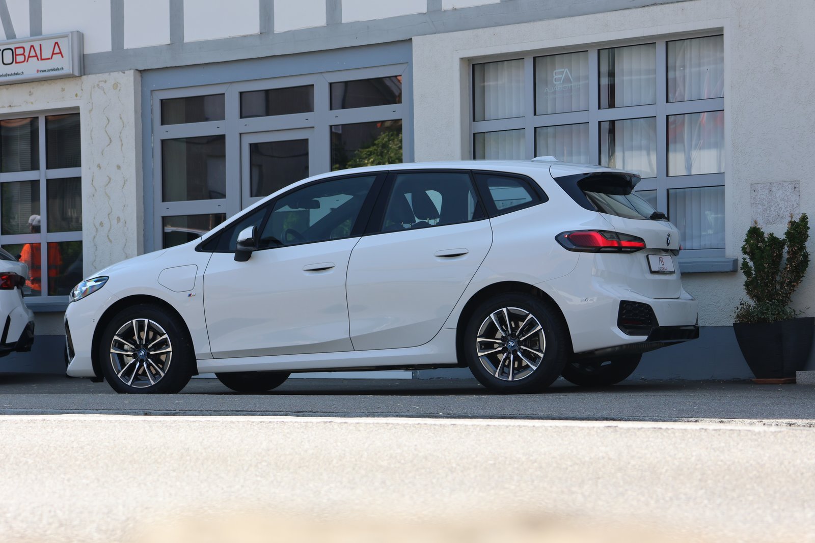 BMW 225e Active Tourer M Sport, Plug-in-Hybrid Petrol/Electric, Second hand / Used, Automatic - 4