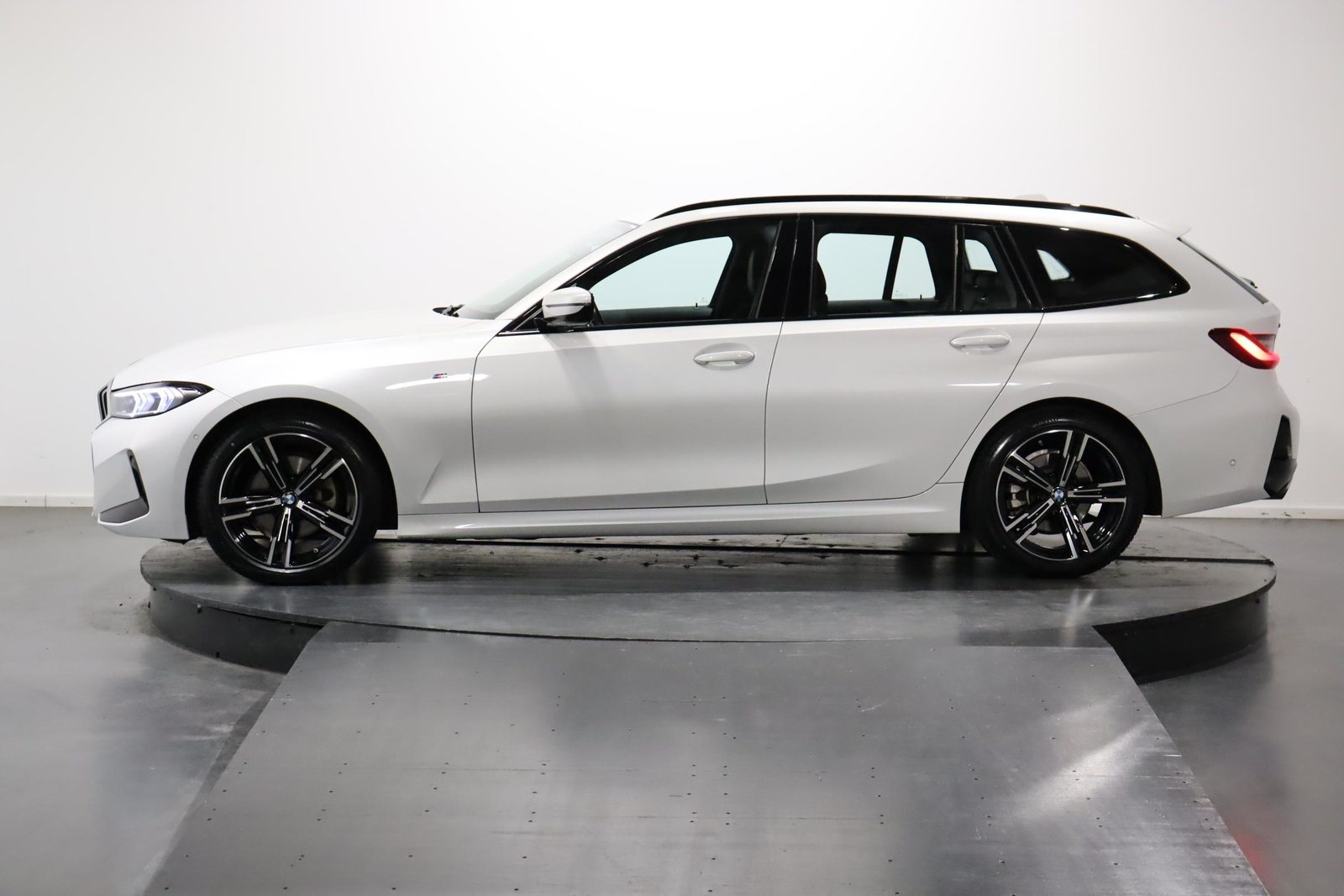 BMW 320d xDrive Touring, Mild-Hybrid Diesel/Electric, Second hand / Used, Automatic - 2