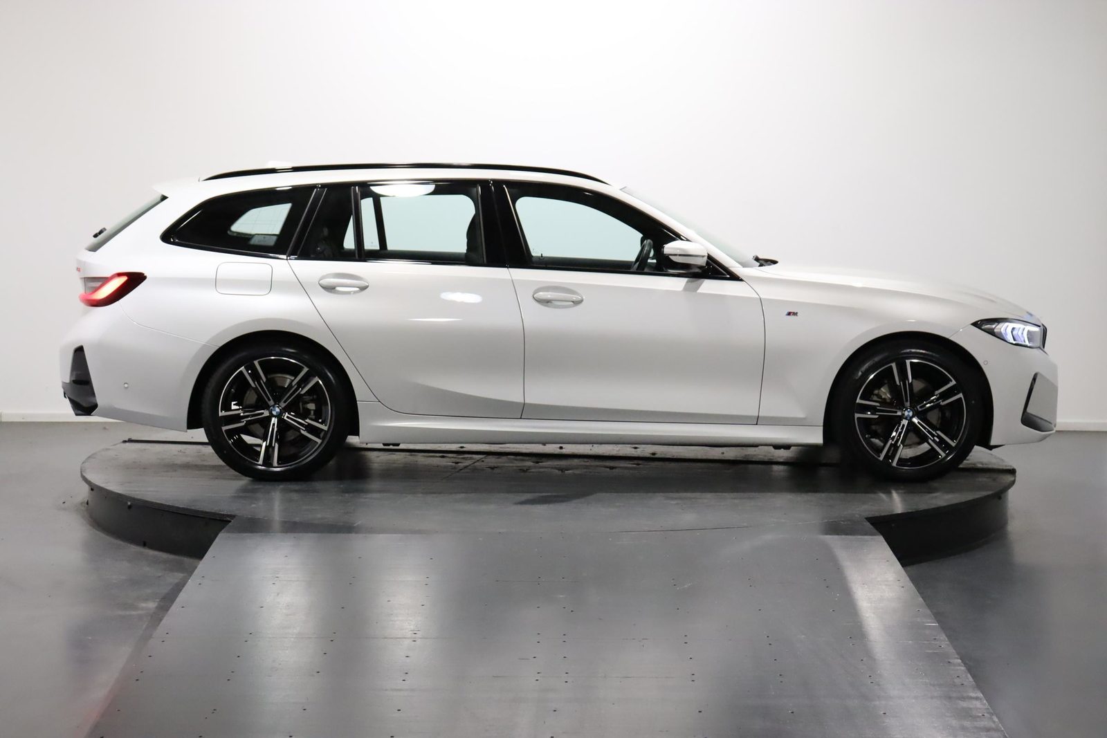 BMW 320d xDrive Touring, Mild-Hybrid Diesel/Electric, Second hand / Used, Automatic - 3