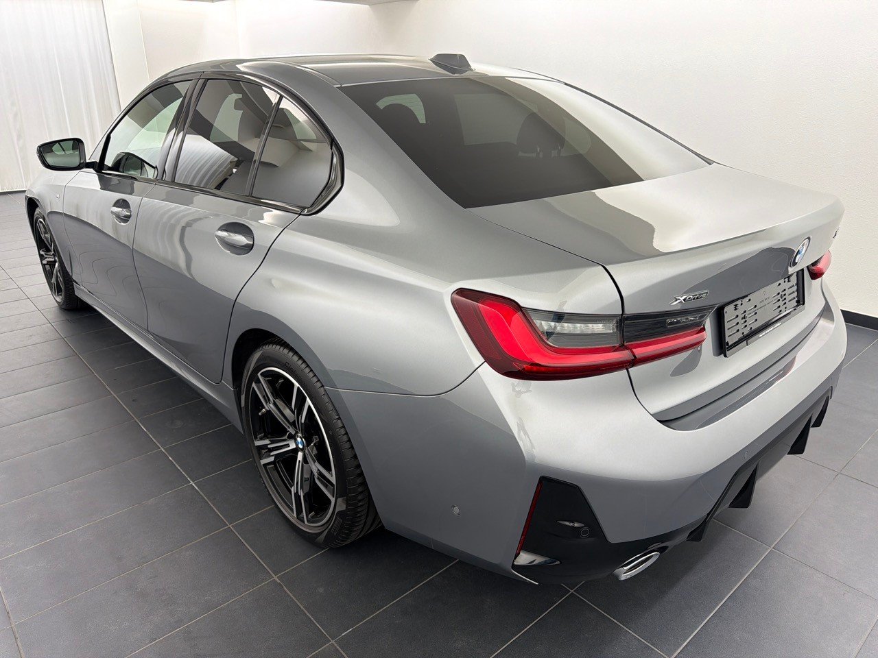 BMW 320i M Sport, Benzin, Occasion / Gebraucht, Automatik - 2